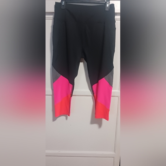 bebe Pants - 176. NWT BEBE SPORT CROP ACTIVE LEGGING
